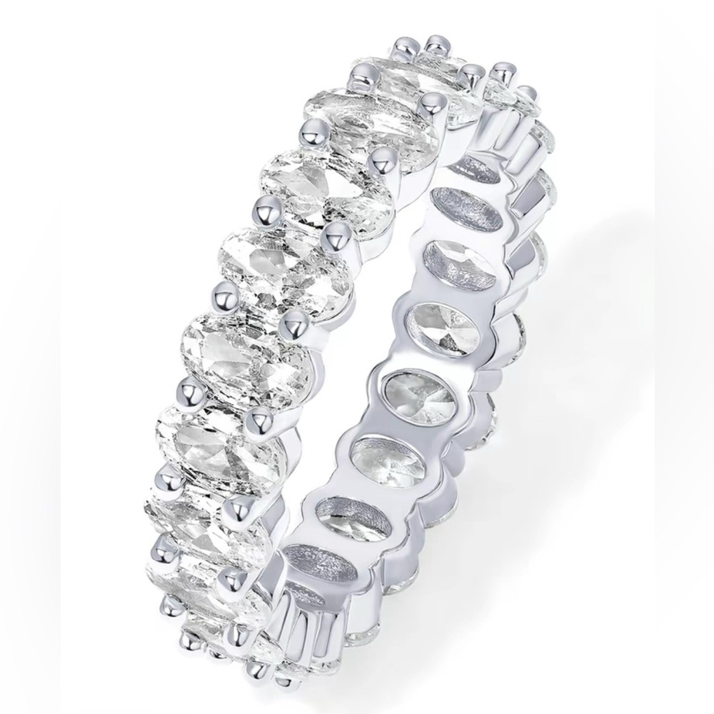 Elegant Oval Cubic Zirconia Ring - Pavoi - White Gold - size 6